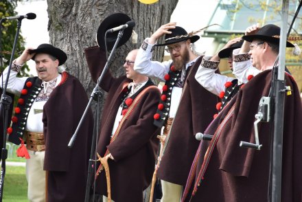 Gawędy i opowieści pod Drzewem Opowieści w Parku Kopczyńskiego - męska grupa śpiewacza Wańcy